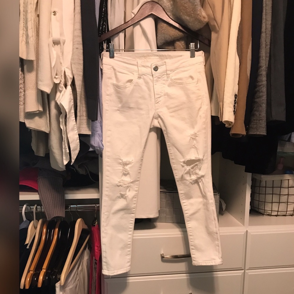 So cute white ripped ankle American eagle jeans 🖤